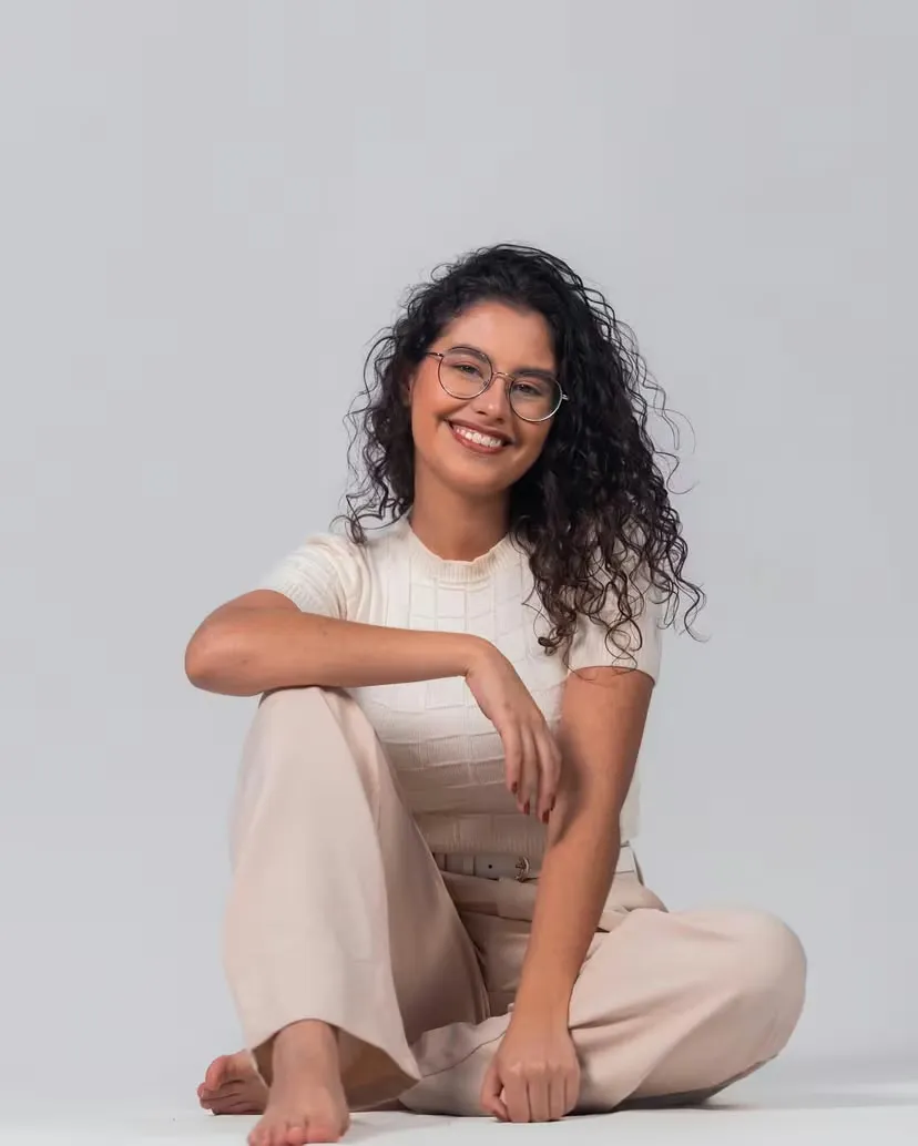 Psicóloga Rebeca Ayupe Ferreira, CRP 09/20699, em ambiente acolhedor